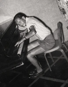 FUNNY PIANO PLAYER handsome young man odd weird fun vintage gay int photo +8792 - Picture 1 of 3