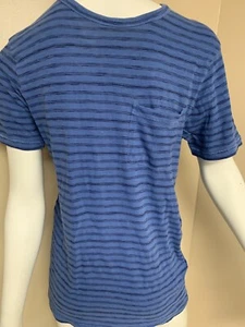$ 39 NEU MIT ETIKETT LUCKY BRAND HERREN INDIGO GESTREIFTES T-SHIRT MIT RUNDHALSAUSSCHNITT UND TASCHE GRÖSSE LG LPR - Bild 1 von 4