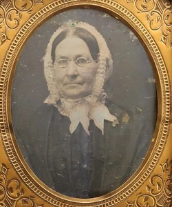 Mujer Mayor Usando Gorro y Gafas (1/6 Placa Daguerrotipo) - Imagen 1 de 3