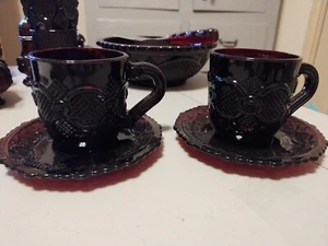 Vintage 2 Sets Avon 1876 Cape Cod Rubinrot Glas Tassen und Untertassen Ersatz - Bild 1 von 2