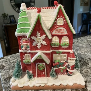 Beleuchtetes 9" Lebkuchenhaus von Valerie - Santa’s Cottage - offener Karton - Bild 1 von 4