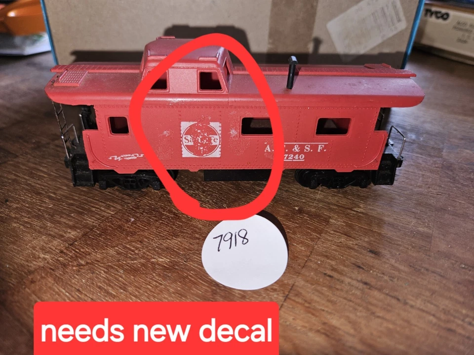 ATSF SANTA FE HO GUAGE RED CABOOSE, NEEDS NEW DECAL - Image 1 of 4