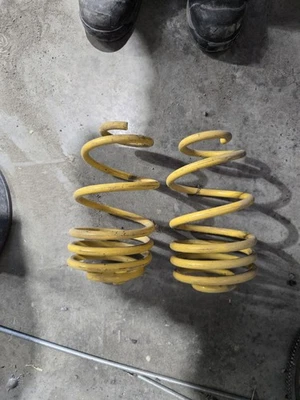 Muelles de bajada traseros para Nissan Versa Foto 1 de 3