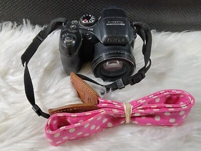Fujifilm FinePix S2000HD 10MP Digital Camera - Image 1 of 4