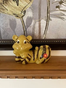 Vtg Ceramic Baby Tiger Cat Piggy Coin Bank Holland Mold 6 1/2" Wide Signed 1975 - Imagen 1 de 10