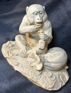 Statuina scimmia portafortuna in resina vintage •7”x9,25”x6” •2500 grammi - Foto 1 di 21