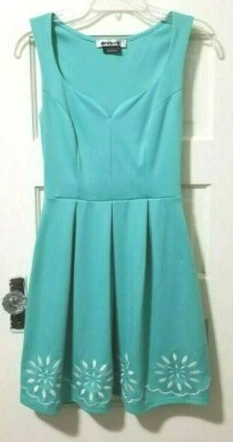 Vestido De Colección Y2K Años 90 Mystic JustFab Bordado Ajuste y Acampanado Pequeño Verde Menta Blanco Foto 1 de 4