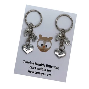 Handgefertigter Anhänger Schlüsselanhänger Babypartygeschenk Mama Papa stolz auf Schwangerschaft erwartet - Bild 1 von 1