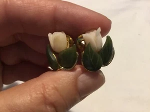 Vintage Engelshautkoralle geschnitzte Tulpe \ Jadeblatt Ohrringe signiert Swoboda Clip auf - Bild 1 von 8