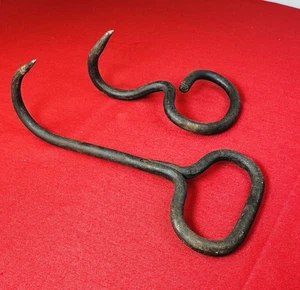 Vintage 2 antichi ganci forgiati a mano ferro fieno balla attrezzi fienile fattoria ganci carne cotone - Foto 1 di 6