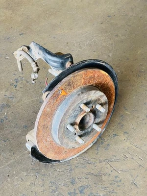 BUJE RUEDA TRASERA IZQUIERDA COMPLETO ORIGINAL TOYOTA PRIUS ZVW50 2016 EN ADELANTE Foto 1 de 4