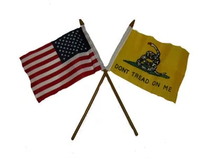 Set scrivania USA americano con bandiera serpente bianca Gadsden 4"x6" base nera bastone oro - Foto 1 di 2