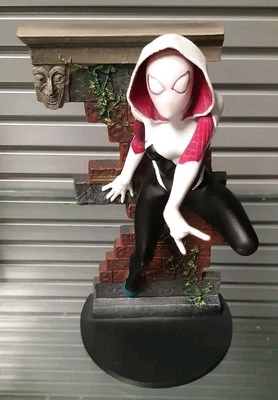 Spider Gwen Marvel comics Spiderman Diamond Select Gallery Figure Statue diorama - Image 1 of 4