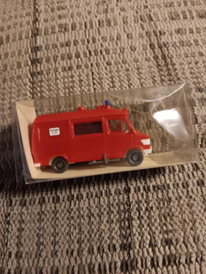 WIKING 1 87 H0 MERCEDES BENZ RTW 20605 Fire Brigade Top