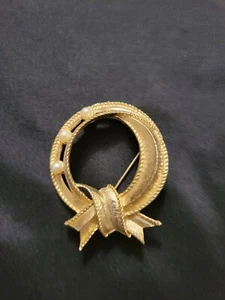 Kranz Brosche Anstecknadel Kreis Band Kunstperlen gebürstet goldfarben Metall 50er Vintage - Bild 1 von 5