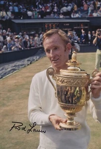 AUTÓGRAFO DE TENIS CON FOTO DE 12X8 ROD LAVER FIRMADA A MANO WIMBLEDON 11 - Imagen 1 de 1