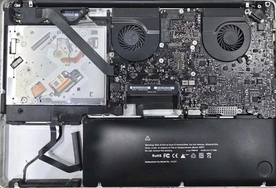 Macbook Pro 15 Mid 2010 A1286 i5 2,4Ghz non funzionante. senza HDD senza Ram. - Immagine 1 di 4