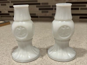 Juego de 2 candelabros de vidrio esmerilado con diseño de águila en relieve - Imagen 1 de 6