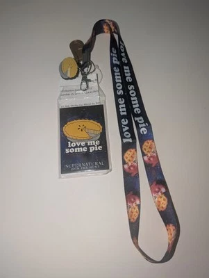 Cordón sobrenatural "Love Me Some Pie" con estampado Dean & Pie + dije de goma... Foto 1 de 3