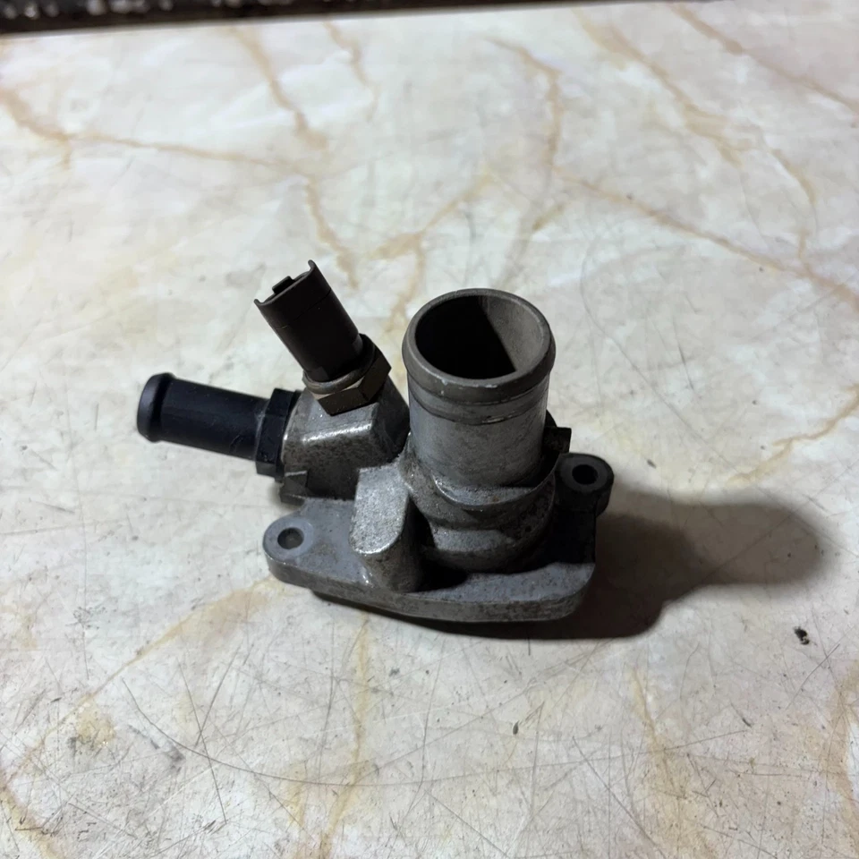 Genuine Fiat 500 2013 Thermostat & Housing Genuine OEM - image 1 of 4