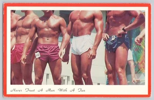 Postal para coleccionistas gay - Buff Guys en pantalones cortos ajustados, humor tostado burlado - Imagen 1 de 1