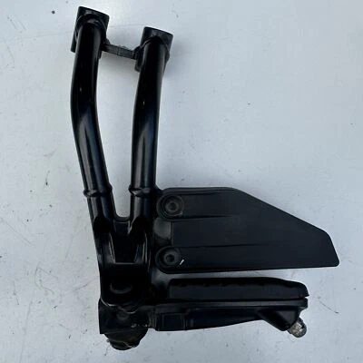 Soporte de montaje de clavija de pie trasero izquierdo pasajero KTM Duke 390 200 2022 93003048000 Foto 1 de 4