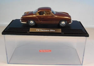 Wiking 1/40 Volkswagen VW Karmann Ghia cupé marrón chocolate en caja plexi #405 - Imagen 1 de 3