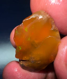 Welo Ethiopian Opal - 19 Carat Unique Gemstone with Multi Color Flashes Raw - Picture 1 of 5