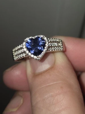 Corazón de circonita cúbica azul con halo enchapado en plata de ley con anillo de rodio talla 11 Foto 1 de 4