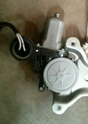 Toyota Prius C 2012 lado del conductor izquierdo puerta trasera ventana de vidrio motor izquierda Foto 1 de 4