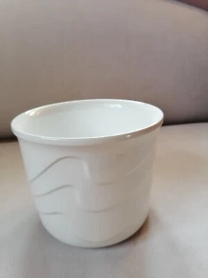 Blumenübertopf aus Ton - weiß glasiert - geschwungenes Muster außen - Gr. 15 - Bild 1 von 4