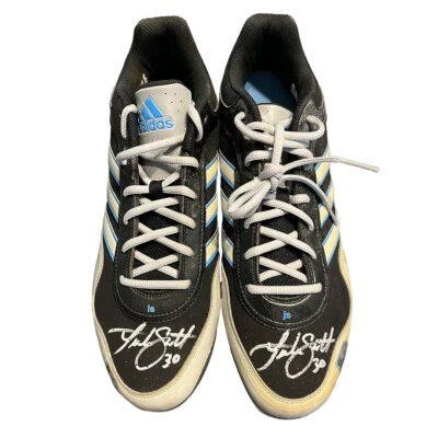 卢克·斯科特亲笔签名阿迪达斯钉鞋-球员壁橱项目 — 第 1/3 张图片