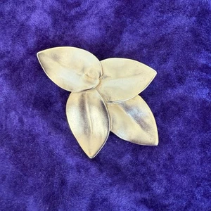 Vintage Omjent Gold Tone Cluster Leaf Brooch Pin Leaves Mat Finish - Picture 1 of 6
