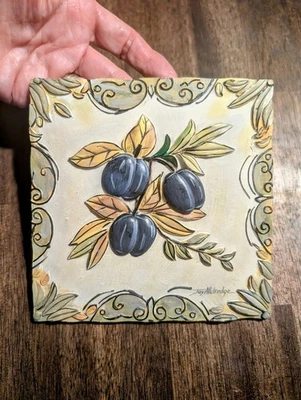 Azulejo de frutas Joy Alldredge 3D - ciruelas vintage en púrpura y verde 5,5" Foto 1 de 4