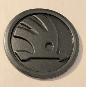 Original Skoda KODIAQ Logo/Emblem 100mm Quarz Grau LF7Y - Bild 1 von 5