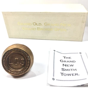 Pomello porta ottone Smith Tower originale 1914 LCS monogramma Seattle Pioneer Square - Foto 1 di 14