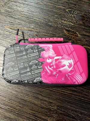 PDP - NSW Travel Nintendo Switch Case Plus GLOW - Grand Prix Peach - Rosa Foto 1 de 4