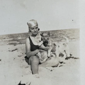 Antikes Foto Frau im Badeanzug mit Hund Strandszene -- D1 - Bild 1 von 4
