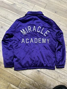 Größe L - Nahmias Miracle Logo Academy Silk Coach Jacket - Purple - Bild 1 von 10