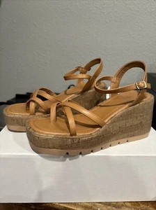 Madden Mädchen Keilabsatz Sandale Größe 10 Vault C hellbraun Paris 90er Y2K Riemen - Bild 1 von 5