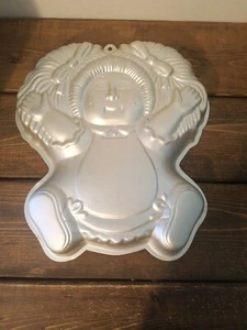 Muñeca vintage Cabbage Patch Girl bandeja para pasteles aluminio moldeado Wilton 1984 - Imagen 1 de 12