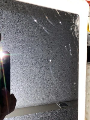  Microsoft Surface 2 32GB, Wi-Fi, 10.6in - Magnesium only works when it charging - Image 1 of 3