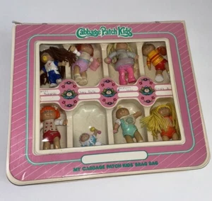 Lote de mini muñecas vintage 1984 Cabbage Patch Kids Brag Bag con 8 figuras - Imagen 1 de 5