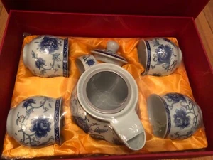 Chinesische Teeservice, Teekanne mit Teesieb und 4 Tassen - Bild 1 von 1
