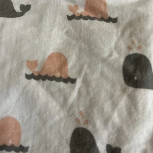 TL Care Baby Mini Gitterbettlaken Spannbetttuch grau und rosa Wal 24 x 38 Zoll - Bild 1 von 2