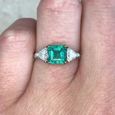 Anillo de oro blanco sólido de 14 k con esmeralda verde natural y moissanita corte Asscher de 1 quilate Foto 1 de 4