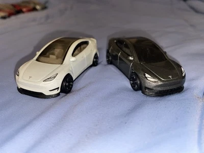 Placa de matrícula de impuestos Tesla Duo suelta 1:64 Mattel Target Find Foto 1 de 3