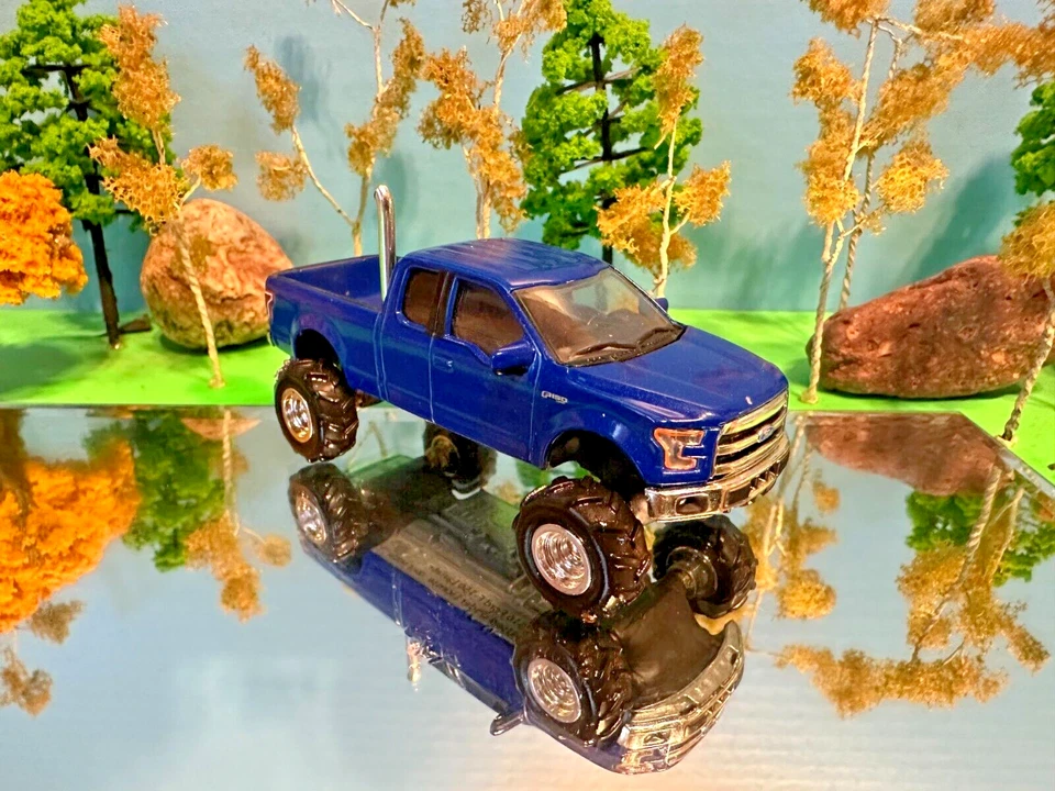 1/64 Custom Lifted 2016 Ford F-150, Rear Pipe, Extended Cab, G5 Lift Greenlight - Image 1 of 3