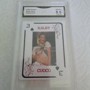 CARTA DA GIOCO KALEY CUOCO PENNY THE BIG BANG THEORY STILE FRANCESE 3S GRADO 8,5 - Foto 1 di 2