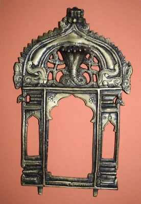 Marco tradicional de decoración de pared de latón Prabhavali de 10 pulgadas de largo EK341 Foto 1 de 4